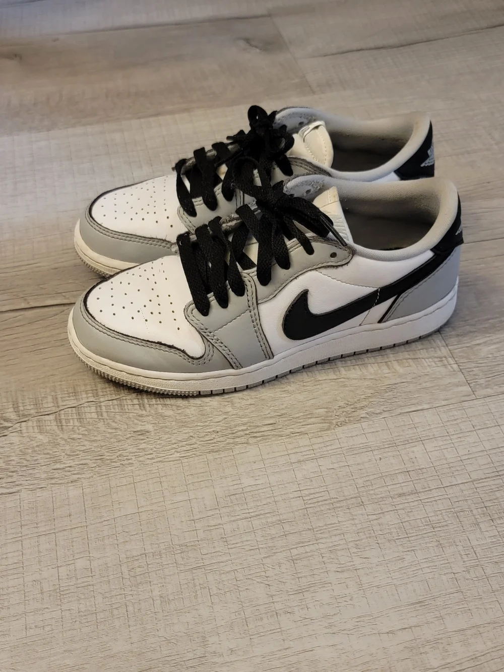 Nike Air Men's Low-Top Sneakers in White and Gray